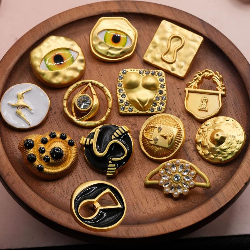 Vintage Metal Button Artistic  - Vintage Collectible Buttons recension och pris
