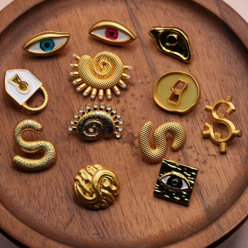 Vintage Metal Button Artistic  - Vintage Collectible Buttons recension och pris